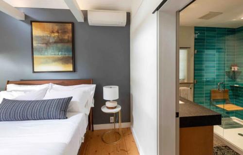 1 dormitorio con 1 cama y ducha acristalada en Sungate on Salt Spring BnB, en Salt Spring Island