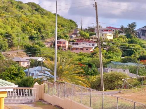 una pequeña ciudad en una colina con casas en Beautiful 2-Bedroom Near Airport - Powell's Main Road, Antigua, en Carlisle