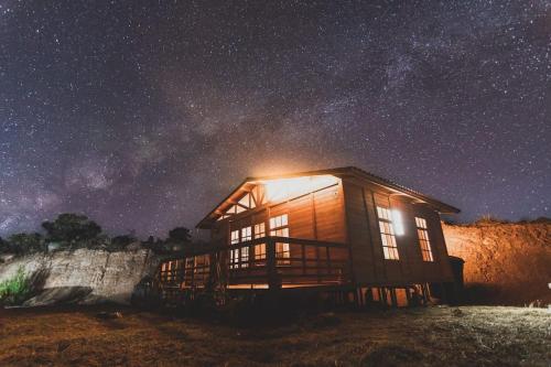 una cabaña bajo un cielo estrellado por la noche en Eco Cabaña Guayacán Ráquira, en Ráquira