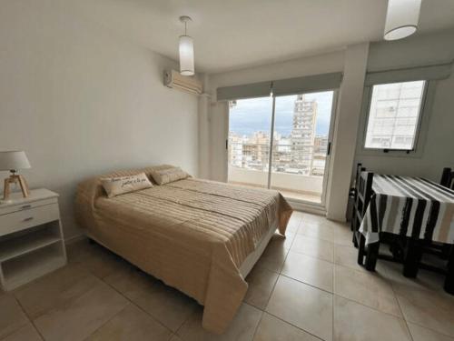 ロサリオにあるDepartamento en zona del ríoのベッドルーム1室(ベッド1台、大きな窓付)