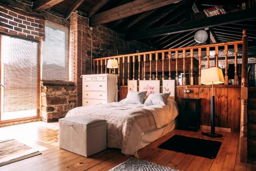 a bedroom with a bed and a brick wall at La Casa de Roma 