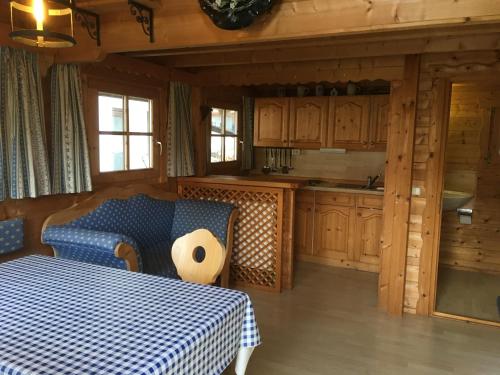 una habitación con mesa y una cocina en una cabaña en Hike 'n Bike Base, en Bad Kohlgrub