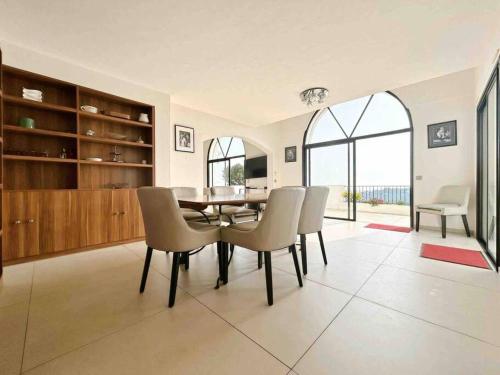 ein Esszimmer mit einem Tisch und Stühlen in der Unterkunft Villa Les Pariades : 8 Prs, 4 ch, Piscine, Vue mer in Vallauris