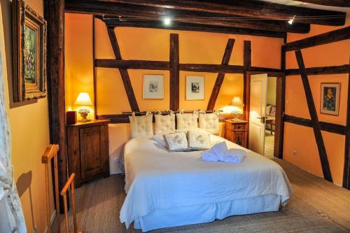 une chambre avec un grand lit avec des draps blancs dans l'établissement Gite 