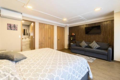 メキシコシティにある101 Lovely 2Bdrm 2bath apt AC Rooftopの大きなベッドとソファのある寝室
