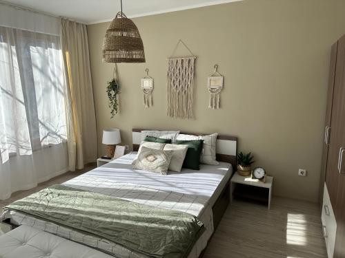 um quarto com uma cama grande num quarto em Samuil em Burgas