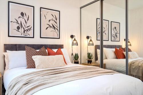 1 dormitorio con 2 camas y almohadas en Kempthorne House by Truestays - NEW Entire House near Alton Towers, en Etruria