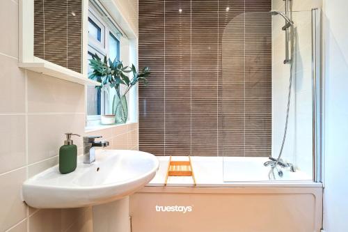 y baño con lavabo, ducha y bañera. en Kempthorne House by Truestays - NEW Entire House near Alton Towers, en Etruria