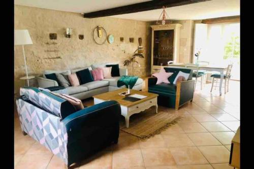 un salon avec deux canapés et une table dans l'établissement Le Gîte du Port Hublé, à Chaniers