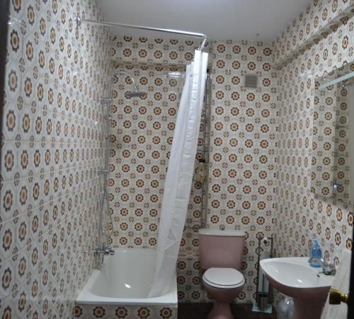 uma casa de banho com um chuveiro, um WC e um lavatório. em Apartamento Las Fuentes em Sierra de Fuentes