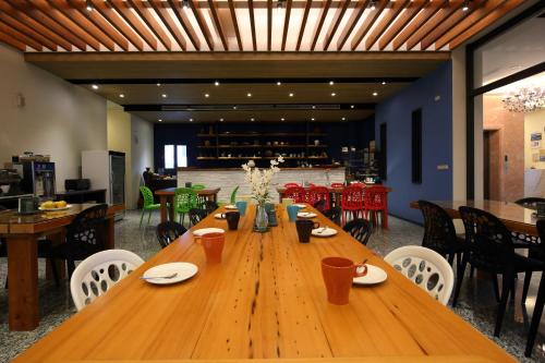 花蓮知卡宣民宿 tesisinde bir restoran veya yemek mekanı