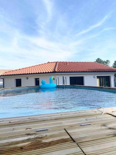 une piscine avec un toit rouge dans l'établissement Sunset House, à Mimizan