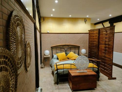 een slaapkamer met een bed met gele kussens bij Apartamento cerca de Bilbao in Basauri