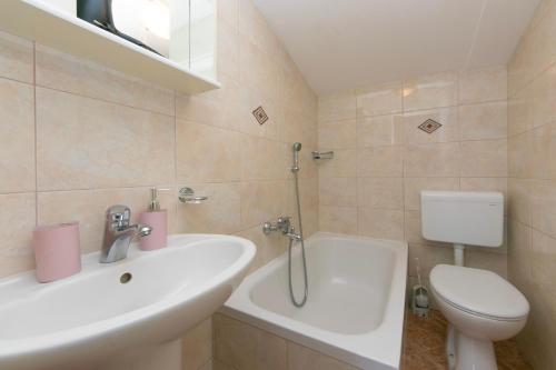 Gallery image of Guest house Lenka in Brela