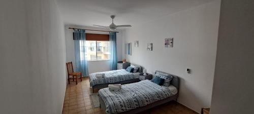 uma sala de estar com um sofá e uma cama em Alltravel Safira Apartment em Portimão
