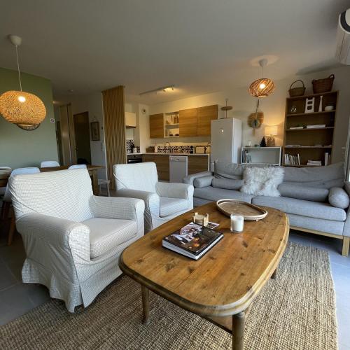 a living room with a table and white chairs at Le Clos Du Moulin 3, villa jardin, 3 chambres, près d'Avignon en Provence in Entraigues-sur-la-Sorgue