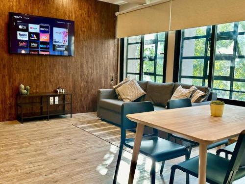 una sala de estar con una mesa y un sofá en 202 Walk the City Center 1bdrm 2bath AC Apt, en Ciudad de México