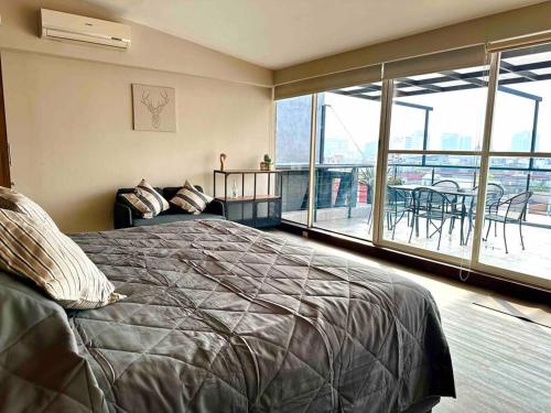 1 dormitorio con 1 cama y balcón con mesa en 701 Stunning Views PH private terrace apt Rooftop, en Ciudad de México