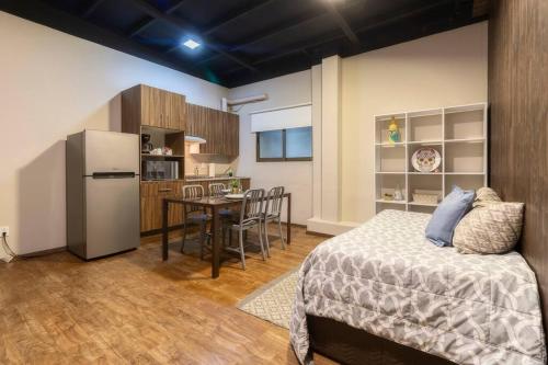 1 dormitorio con 1 cama y cocina con mesa en 506 Great Location AC 1Bdrm 1bath apt Rooftop en Ciudad de México