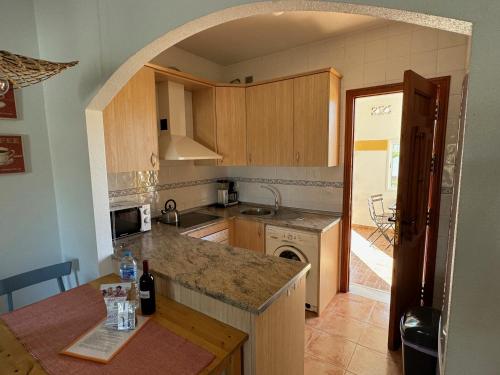 une cuisine avec un comptoir et une arche dans l'établissement Casa Montana tranquilidad en la Costa Cálida, à Mazarrón