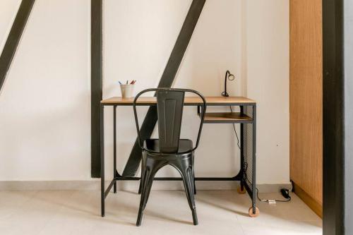 a black chair sitting in front of a desk at 3Ph Amazing 2Bdrm 2bath private terrace fits 10 in Mexico City
