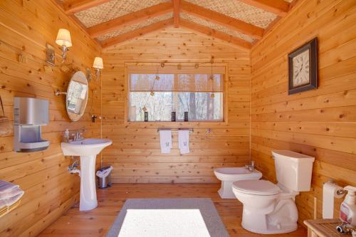 Cabaña de madera con lavabo y aseo en Yreka Home with Outdoor Oasis on 20 Wooded Acres!, en Yreka