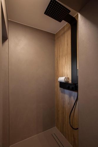 a bathroom with a shower with a wall at Apartment im Bayreuther Gassenviertel - Fußgängerzone in Bayreuth