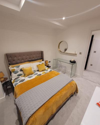 Tempat tidur dalam kamar di Luxury 2 Bed Apartment In The Heart Of Rochester