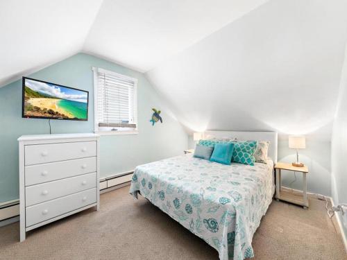 um quarto com uma cama, uma cómoda e uma televisão em Beautiful Home In Manahawkin With 3 Bedrooms And Wifi em Manahawkin