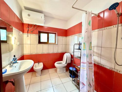 ein Bad mit einem WC und einem Waschbecken in der Unterkunft Lakeview Escape Koman in Koman