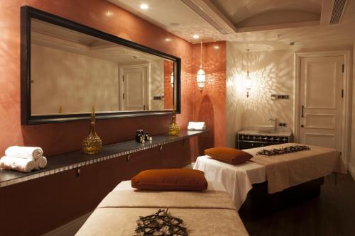 イスタンブールにあるThe Bank Hotel Istanbul, a Member of Design Hotelsのベッド2台と大きな鏡が備わる客室です。