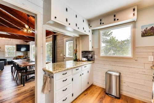 Dapur atau dapur kecil di Quiet and Peaceful Home in Allenspark with Deck!