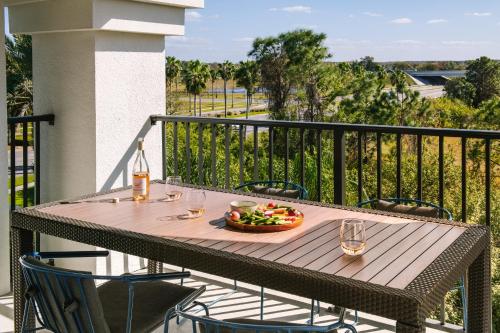 een tafel met een kom eten op een balkon bij Sonder at Vista Cay in Orlando