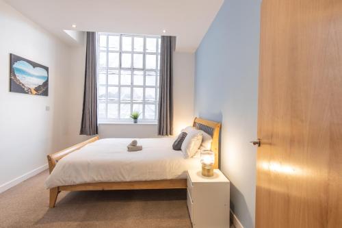 a bedroom with a bed and a window at Contractors & Professionals Look No Further in Leicester