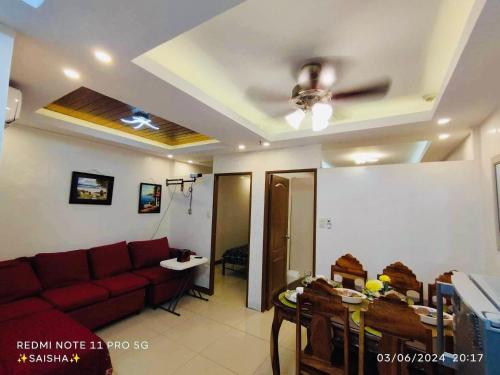 - un salon avec un canapé rouge et un plafond dans l'établissement Koze De Casa Newly Renovated Staycation, à Imus