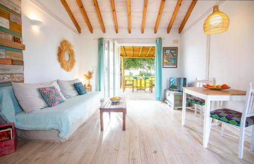 a living room with a couch and a table at CASA LUNA en Playa de El PALMAR in El Palmar