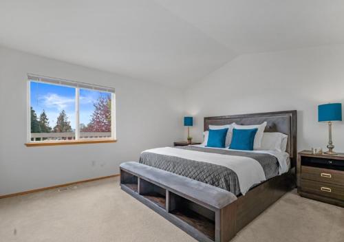 Un dormitorio con una cama grande y una ventana en New Ridge View Marysville 3 beds 2 baths, en Marysville