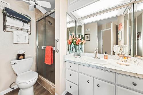 une salle de bain avec toilettes, lavabo et miroir dans l'établissement Valley Isle 1207, à Kahana