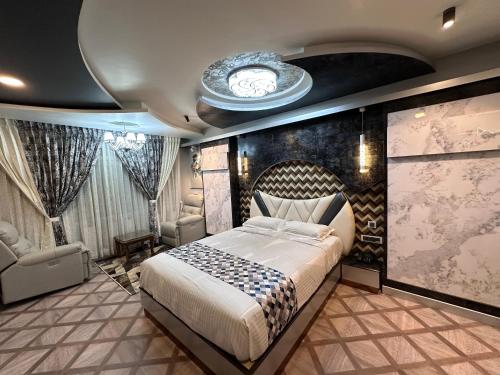 una camera con un grande letto e un grande muro di Beverly villa a Ooty