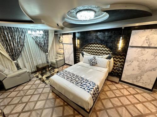 una camera con un grande letto di Beverly villa a Ooty