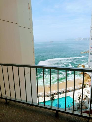balcón con vistas al océano y a la playa en Las Torres Gemelas en Acapulco