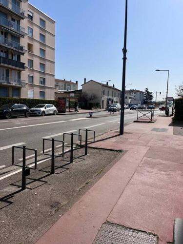 Une rue vide avec un poteau et une rue avec des voitures dans l'établissement Le Pressensé, à Vénissieux