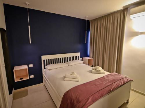 - une chambre avec un lit et 2 serviettes dans l'établissement Bovio 33 Napoli art apartment, à Naples