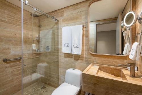 y baño con ducha, aseo y lavamanos. en Oz Hotel Cartagena, en Cartagena de Indias