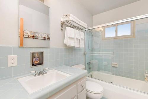 een badkamer met een wastafel, een toilet en een douche bij Casa Amore -2BR- FREE Driveway parking for 3 cars in San Diego