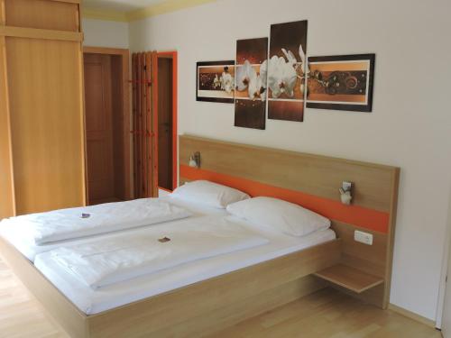 Un pat sau paturi într-o cameră la Hotel & Restaurant Edelweiss Alpine Lodge