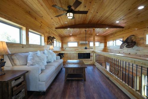 sala de estar con sofá y ventilador de techo en New Lux Cabin Hot Tub FirePit Games, 