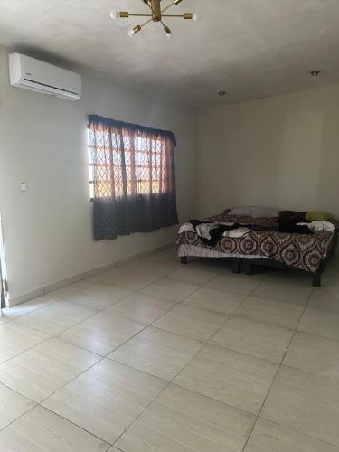 Habitación vacía con cama y ventana en Prívate room, en Torreón