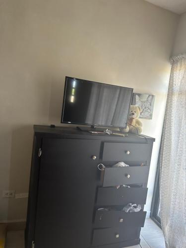 un tocador negro con un televisor encima en Prívate room, en Torreón