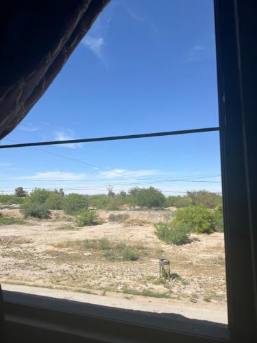 una vista desde una ventana de un campo desierto en Prívate room, en Torreón